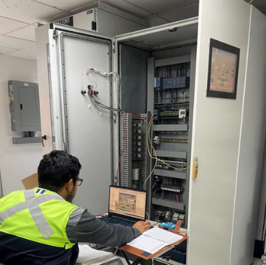 trabajador con chaleco neón