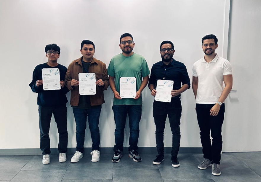 foto del equipo de Pricsa con fondo blanco